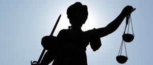 Die «Justitia», Göttin der Justiz und der Gerechtigkeit, mit Waage und Schwert in Händen. 