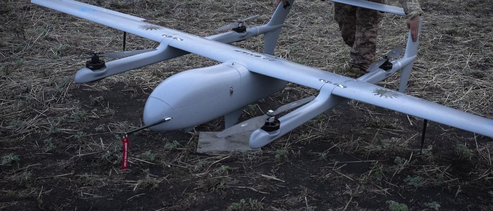 Ein ukrainischer Soldat der 22. mechanisierten Brigade bereitet den Start einer Mittelstrecken-Drohne Poseidon H10 an der Front in der Nähe von Bachmut in der Region Donezk vor.