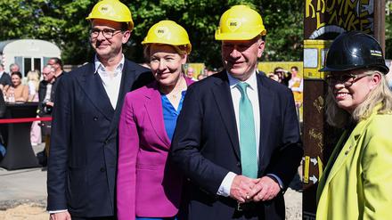 BVG-Chef Falk (l-r), Wirtschaftssenatorin Giffey, Berlins Regierender Bürgermeister Kai Wegner und Verkehrssenatorin Ute Bonde sind zum Bahnhof Krumme Lanke gekommen. Die neue U-Bahn-Strecke soll unterirdisch verlaufen.