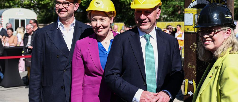 BVG-Chef Falk (l-r), Wirtschaftssenatorin Giffey, Berlins Regierender Bürgermeister Kai Wegner und Verkehrssenatorin Ute Bonde sind zum Bahnhof Krumme Lanke gekommen. Die neue U-Bahn-Strecke soll unterirdisch verlaufen.