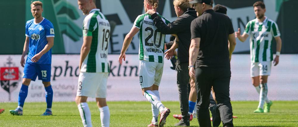 Münsters Trainer Sascha Hildmann geht nach dem Spiel über den Rasen.