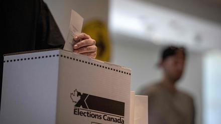 Eine Person gibt ihre Stimme in einem Wahllokal im Kanadischen Museum für Natur am 28. April 2025 in Ottawa, Kanada, ab (Symbolbild).