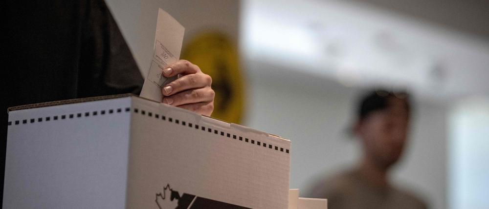 Eine Person gibt ihre Stimme in einem Wahllokal im Kanadischen Museum für Natur am 28. April 2025 in Ottawa, Kanada, ab (Symbolbild).