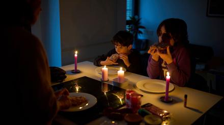 Nach dem weitreichenden Blackout normalisiert sich die Lage in Spanien und Portugal allmählich - aber einige Haushalte sind noch immer im Dunklen. 