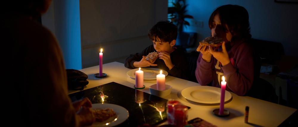 Nach dem weitreichenden Blackout normalisiert sich die Lage in Spanien und Portugal allmählich - aber einige Haushalte sind noch immer im Dunklen.