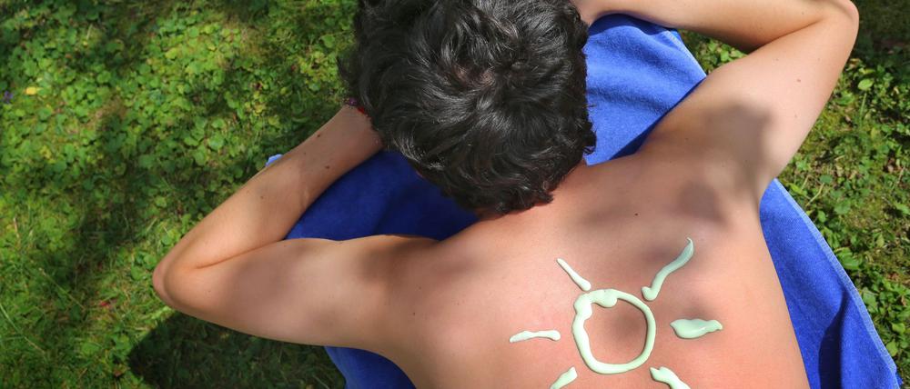 Auch im Halbschatten ist Sonnencreme vonnöten. (Symbolbild)