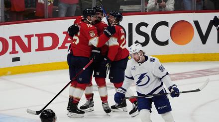 Florida bejubelt den Wendepunkt durch Aaron Ekblad (Mitte).