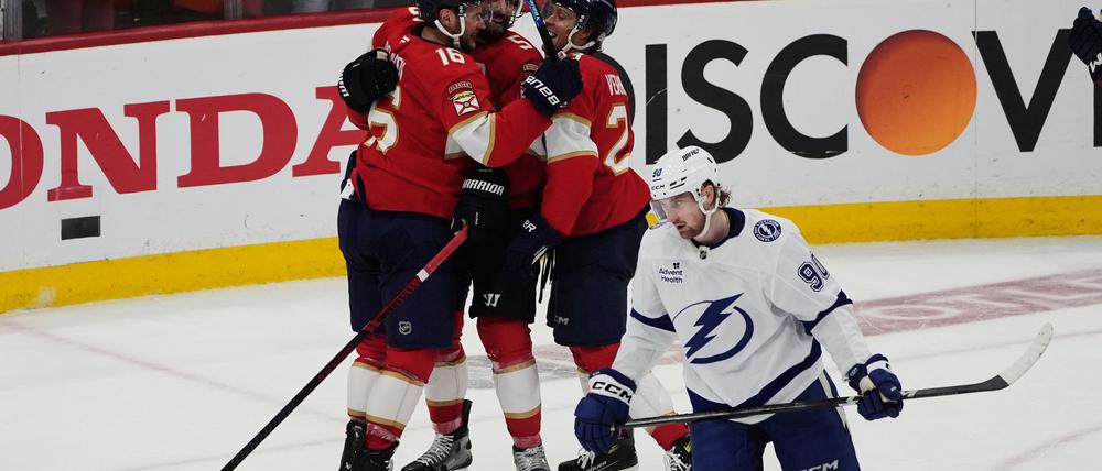 Florida bejubelt den Wendepunkt durch Aaron Ekblad (Mitte).