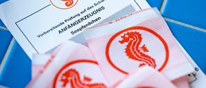 In Berlin ging die Zahl der Seepferdchen-Prüfungen zurück, in Brandenburg stieg sie. (Symbolbild)