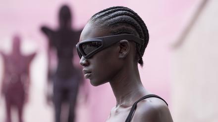 Frankreich, Paris: Ein Model trägt eine Kreation aus der Frühjahr/Sommer-Kollektion 2024 von Rick Owens. (Symbolbild)