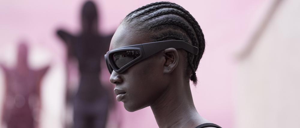 Frankreich, Paris: Ein Model trägt eine Kreation aus der Frühjahr/Sommer-Kollektion 2024 von Rick Owens. (Symbolbild)