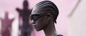 Frankreich, Paris: Ein Model trägt eine Kreation aus der Frühjahr/Sommer-Kollektion 2024 von Rick Owens. (Symbolbild)