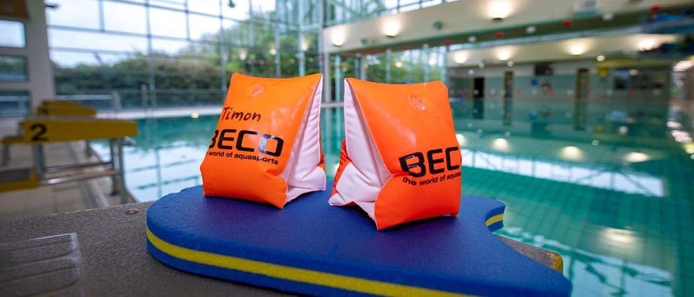 Die Nachfrage nach Schwimmkursen für Kinder bleibt groß. (Archivbild)