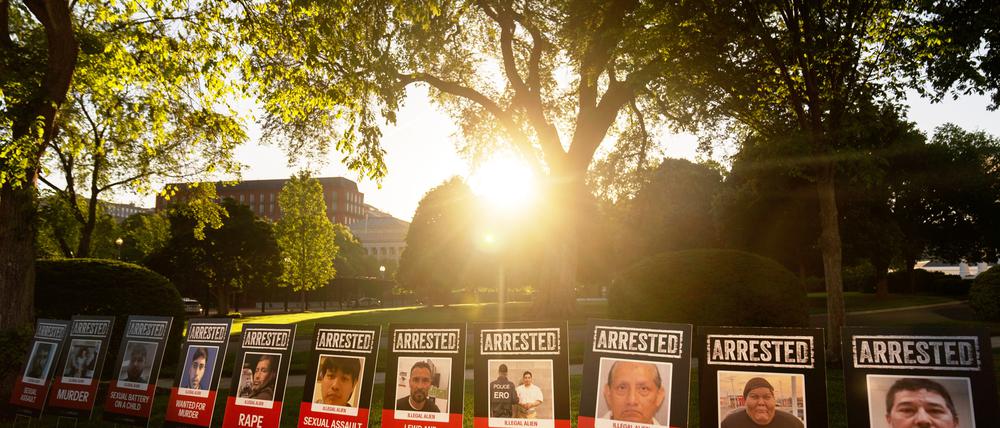 Schilder mit Fotos von festgenommenen illegalen Einwanderern säumen eine Einfahrt des Weißen Hauses vor einer erwarteten Pressekonferenz der Pressesprecherin des Weißen Hauses, Leavitt, und des Grenzschutzbeauftragten des Weißen Hauses, Homan. 