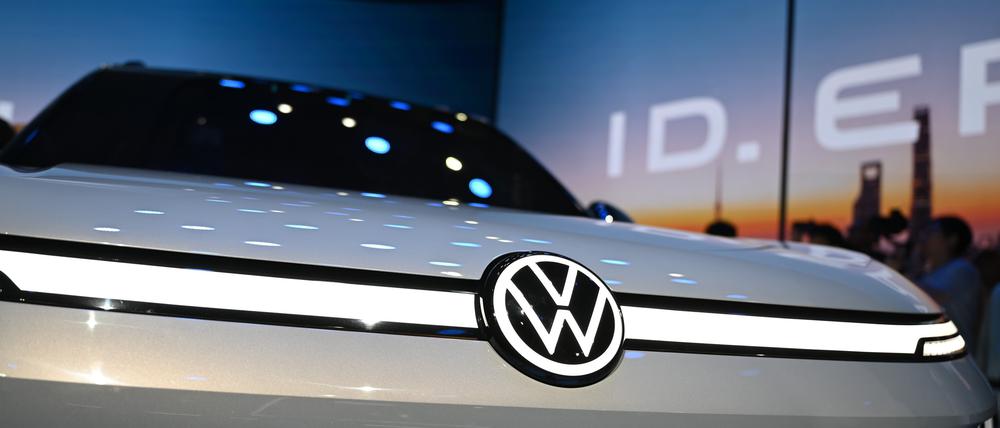 Ein VW ID.Era steht auf einem Messestand. Die Automesse in Shanghai gehört zu den wichtigsten Automessen der Welt, auf der Hersteller ihre neuen Produkte vorstellen.