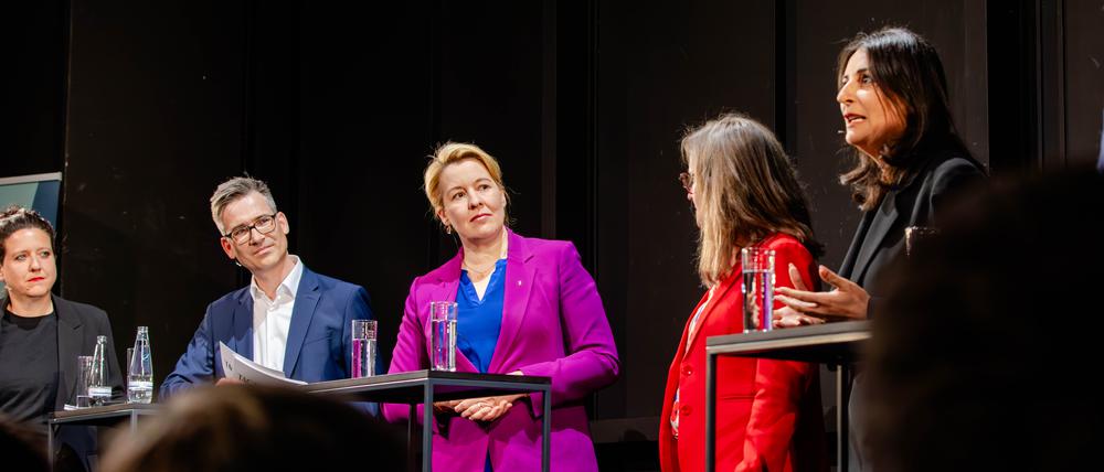 Beim ersten Hauptstadtgespräch im Deutschen Theater diskutierten am Montag-Abend Anke Myrrhe (stellvertretende Chefredakteurin des Tagesspiegels), Christian Tretbar (Tagesspiegel-Chefredakteur), Franziska Giffey (Wirtschaftssenatorin), Sigrid Nikutta (Vorstand Deutsche Bahn), Düzen Tekkal (Autorin und Menschenrechtsaktivistin) und Johannes Vogel (Generaldirektor des Berliner Naturkundemuseums, von links nach rechts).