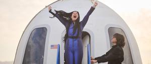 Am 14. April 2025 flog Amanda Nguyễn mit fünf weiteren Frauen an Bord einer Blue Origin-Rakete ins All. Der Flug dauerte etwa 10 Minuten und erreichte eine Höhe von über 100 Kilometern. Auf Instagram postete sie dieses Foto mit der Caption: „Wie sich Gerechtigkeit anfühlt. Ich habe mein Versprechen gehalten. Touchdown.“