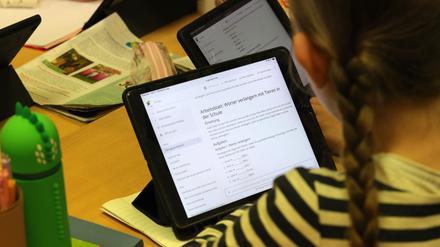 Potsdamer Grundschule für KI und Demokratie. Die Neue Grundschule ist Bitkom-Smartschool. In der Neuen Grundschule in Potsdam nutzen bereits Viertklässler Sprach-KI. Die private Einrichtung versteht Medienbildung allerdings größer: als Grundlage für die Demokratie..