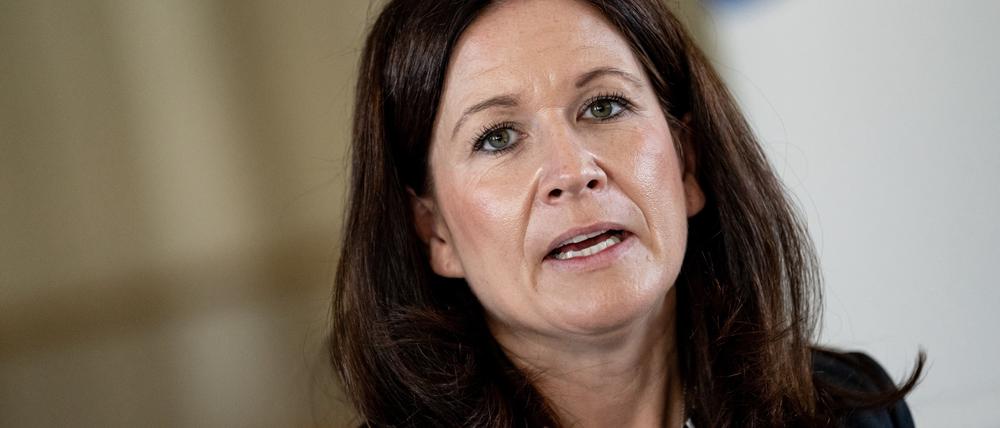 Katharina Günther-Wünsch (CDU), Berliner Senatorin für Bildung, Jugend und Familie bei einer Pressekonferenz in der Wedding-Schule.