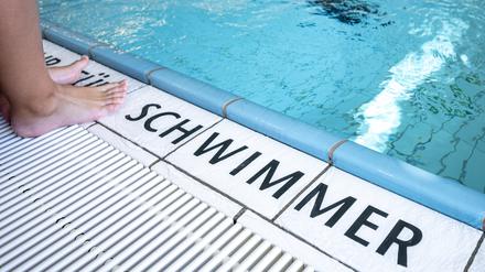 Angst vor dem Wasser? In Schwimmkursen für Erwachsene ist es der erste Schritt, die abzubauen.