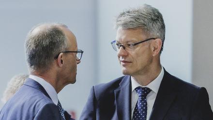 Hat das Vertrauen des Chefs: der neue Verkehrsminister Patrick Schnieder (rechts).