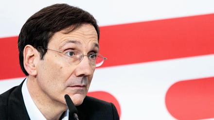Levin Holle, Vorstand Finanzen und Logistik der Deutschen Bahn AG, spricht auf einer Pressekonferenz (Archivbild).