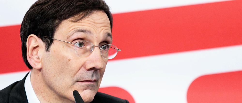 Levin Holle, Vorstand Finanzen und Logistik der Deutschen Bahn AG, spricht auf einer Pressekonferenz (Archivbild).