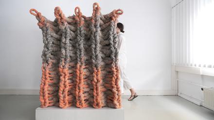 Eine Wand aus Faserbündeln, designt von Maxie Schneider, Jasmin Sermonet, Iva Rešetar, Christiane Sauer.