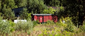 Blick auf einen Transportwaggon der Deutschen Reichsbahn vor einem Gebäude des Mädchenlagers Uckermark im KZ Ravensbrück.