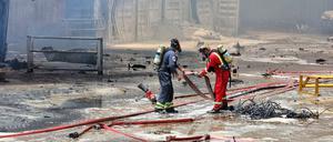 Rettungskräfte des iranischen Roten Halbmonds arbeiten nach einer Explosion im Hafen von Shahid Rajaee in Bandar Abbas (Archivbild).