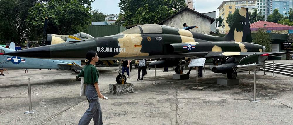 In Vietnam sind Relikte des Krieges noch allgegenwärtig - so auch Kampfjets der unterlegenen US Air Force.