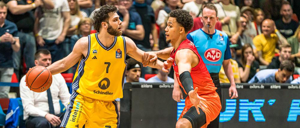Will McDowell-White (links, gegen den Chemnitzer Nicholas Tischler) hofft mit Alba noch auf den direkten Einzug in die Play-offs. 