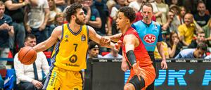 Will McDowell-White (links, gegen den Chemnitzer Nicholas Tischler) hofft mit Alba noch auf den direkten Einzug in die Play-offs. 