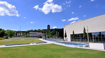 Potsdam, 08.07.2024, Lokales, Stadtbilder, Terrassen, Brauhausberg, Brunnen, Minsk-Terrassen, Sport- und Freizeitbad blu, Foto: Ottmar Winter PNN ACHTUNG: Foto ist ausschließlich für redaktionelle Berichterstattung der PNN und des TGSP! Eine kommerzielle Nutzung, z.B. Werbung, ist ausgeschlossen. Die Weitergabe an nicht autorisierte Dritte, insbesondere eine weitergehende Vermarktung über Bilddatenbanken, ist unzulässig.