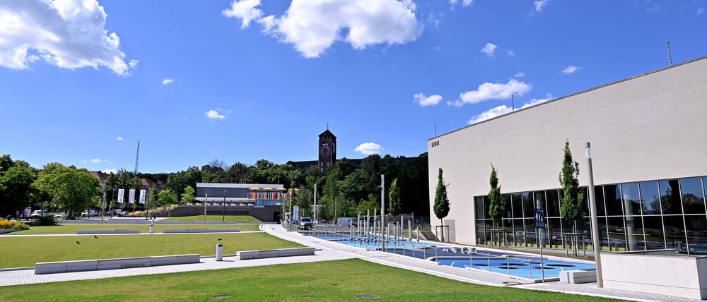 Potsdam, 08.07.2024, Lokales, Stadtbilder, Terrassen, Brauhausberg, Brunnen, Minsk-Terrassen, Sport- und Freizeitbad blu, Foto: Ottmar Winter PNN ACHTUNG: Foto ist ausschließlich für redaktionelle Berichterstattung der PNN und des TGSP! Eine kommerzielle Nutzung, z.B. Werbung, ist ausgeschlossen. Die Weitergabe an nicht autorisierte Dritte, insbesondere eine weitergehende Vermarktung über Bilddatenbanken, ist unzulässig.
