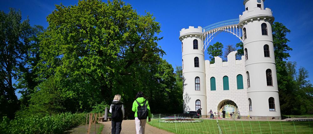 Das Schloss auf der Pfaueninsel soll am 25. Mai wieder öffnen. (Archivbild)