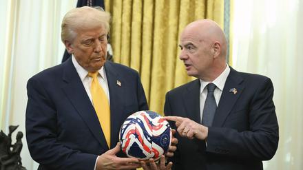 Donald Trump (l.) bevorzugt eigentlich Golfbälle.