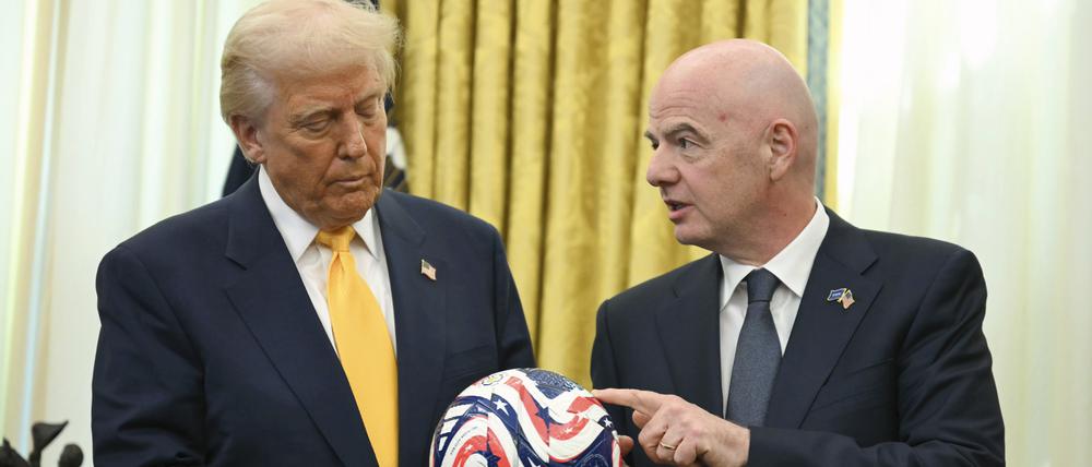 Donald Trump (l.) bevorzugt eigentlich Golfbälle.