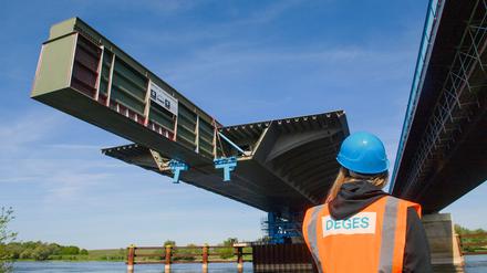 Bis zum 30. April 2025 soll die Brücke an ihrem Zielort angekommen sein.