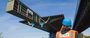 Bis zum 30. April 2025 soll die Brücke an ihrem Zielort angekommen sein.