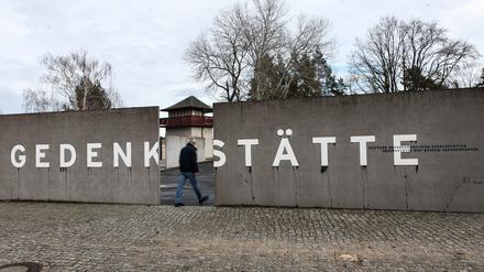 Ein Mann geht zwischen zwei Mauerstücken mit der Aufschrift „Gedenkstätte“ in der Gedenkstätte Sachsenhausen (Symbolbild).