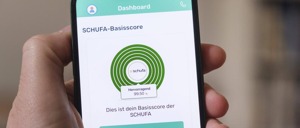 Die App Bonify zeigt auf einem Mobiltelefon den SCHUFA-Basisscore.