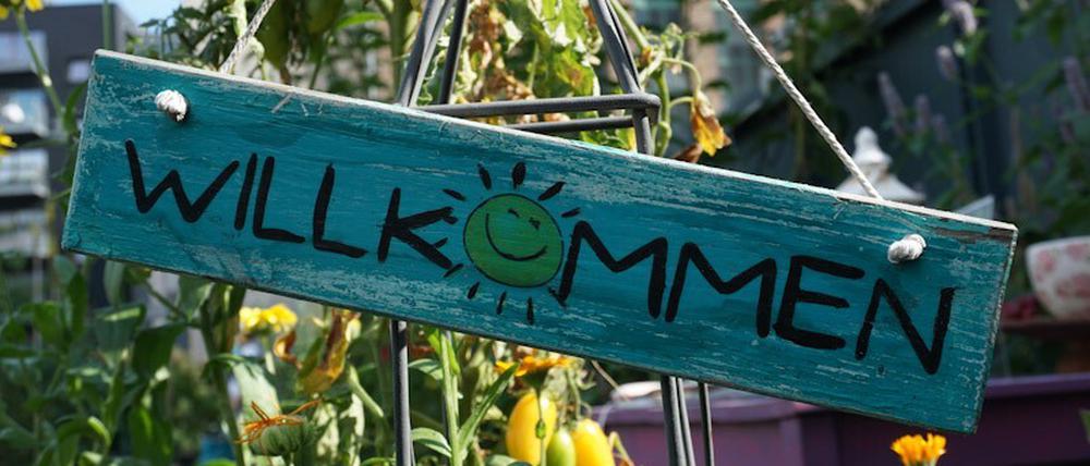Garten mit Schild, auf dem Willkommen steht.