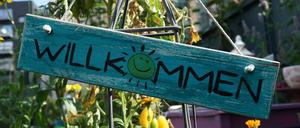 Garten mit Schild, auf dem Willkommen steht.