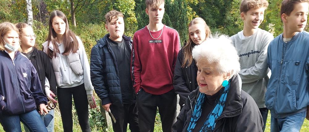 Schülerinnen und Schüler gedenken in Schönow den Toten vom Teltowkanal.