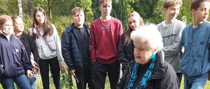Schülerinnen und Schüler gedenken in Schönow den Toten vom Teltowkanal.