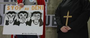 „Schluss mit der Realitätsverweigerung“ fordern Demonstranten vor einer katholischen Privatschule.