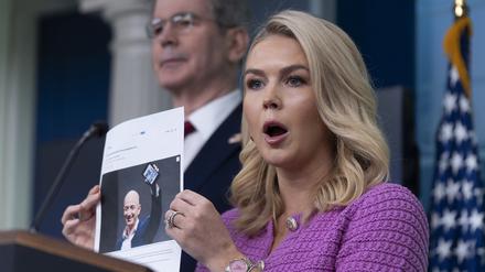 Die Pressesprecherin des Weißen Hauses, Karoline Leavitt, zeigt ein Bild von Amazon-Chef Bezos.