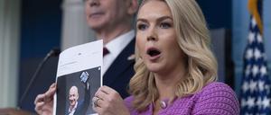Die Pressesprecherin des Weißen Hauses, Karoline Leavitt, zeigt ein Bild von Amazon-Chef Bezos.