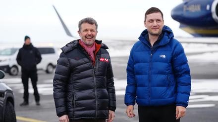 Dänemarks König Frederik X. (l), und Grönlands Premierminister Jens-Frederik Nielsen treffen in Nuuk, Grönland, ein.  